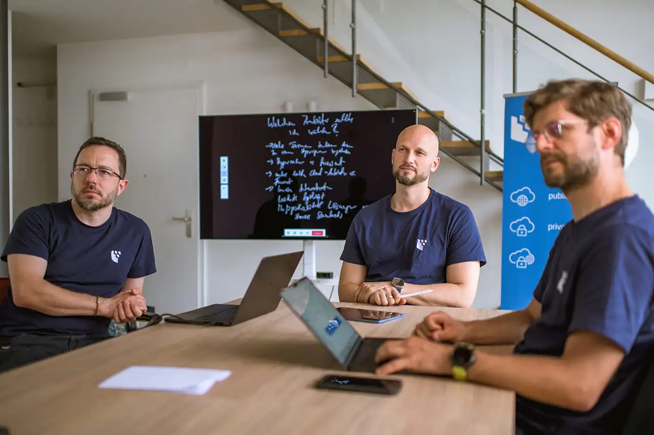 Mitarbeitende der FocusNet GmbH beraten sich bezüglich der Einführung von JobRad® im Büro.