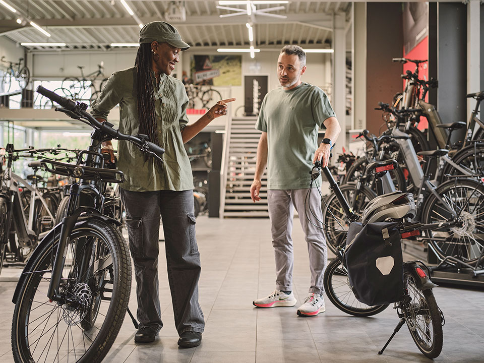 JobRadlerin wird im Fachhandel zu Ihrem Fahrrad beraten JobRadlerin wird im Fachhandel zu Ihrem Fahrrad beraten